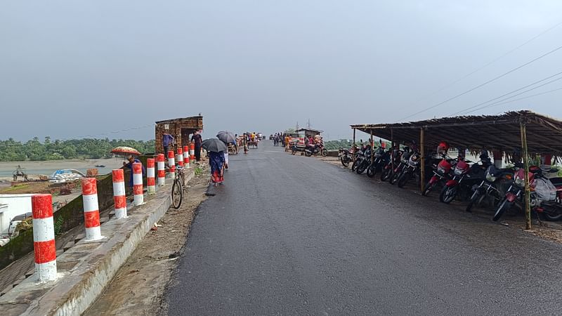 খুলনা-কয়রা সড়কে অবস্থিত কয়রা সেতুর টোল আদায় বন্ধ করে দিয়েছেন বৈষম্যবিরোধী ছাত্র আন্দোলনের শিক্ষার্থীরা। আজ মঙ্গলবার সকালে